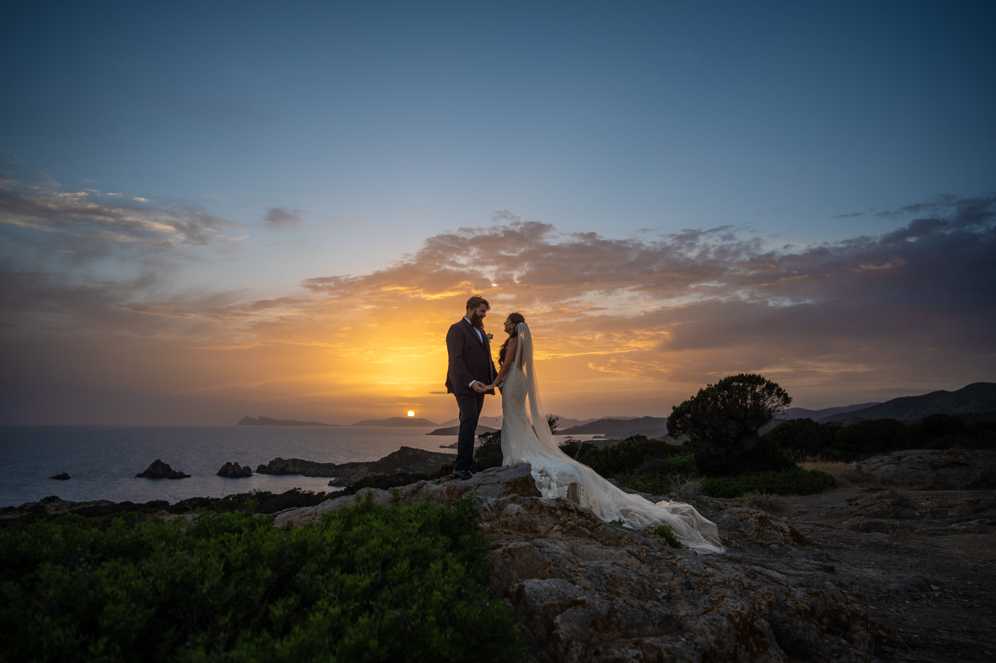 tramonto al faro, nozze al faro, sposi in sardegna